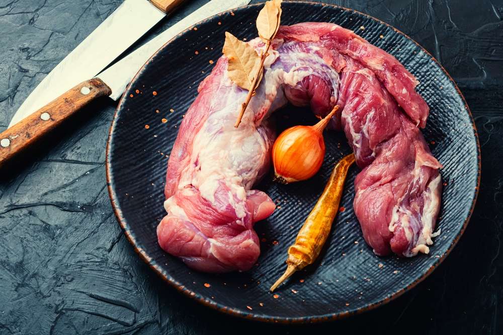 Schweinefilet mit Kopf und Kette frisch